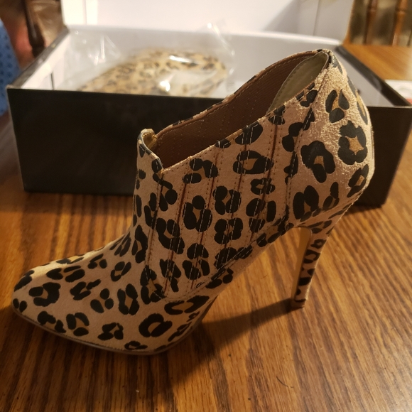 Size 5 colin stuart leopard bootie heels - Picture 4 of 8